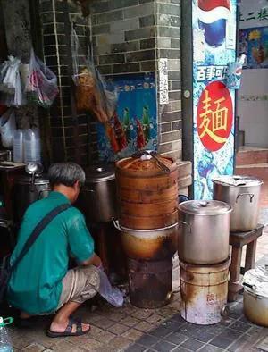 广州这些破旧无名小店，连餐桌都没有，却每天人气火爆