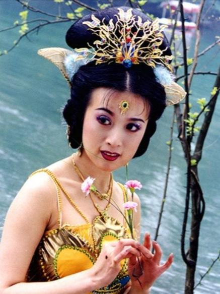 45岁金巧巧时隔22年再演孔雀,为人妇仍貌美,蜂腰纤细似少女