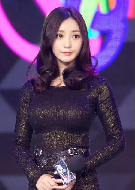 知道柳岩的胸大，却没料到已经大得她腰都要断了！