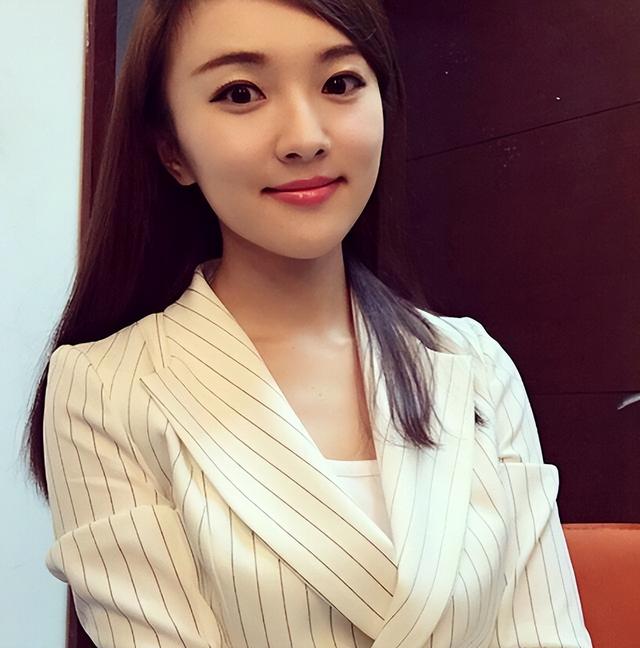 福建电视台体育频道美女主持人曾宝风采一览，美与知性并存