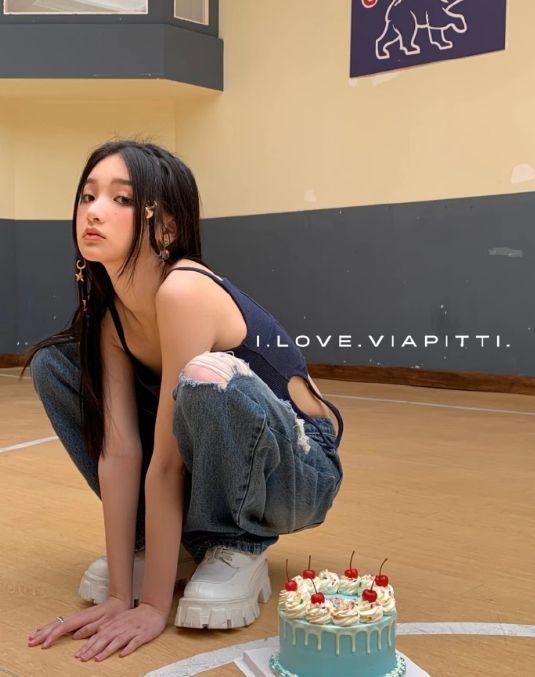 王思聪女友小肉安素颜照曝光，额头上痘痘抢镜，样貌清纯像高中生