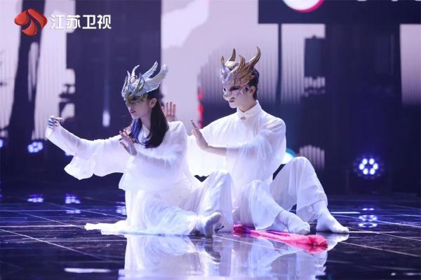 《蒙面舞王》舞力全开，“无人区玫瑰”旗袍舞惊艳全场