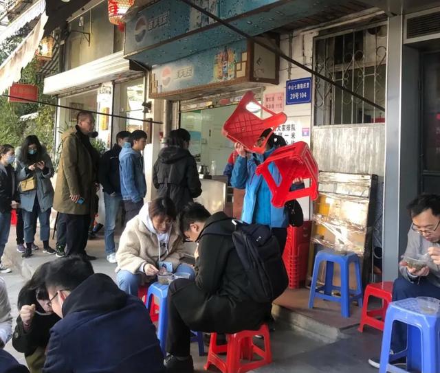 广州这些破旧无名小店，连餐桌都没有，却每天人气火爆