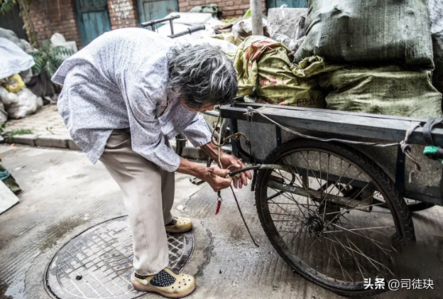 19年江西24岁男子带85岁老妇进婚纱店，一开口，店员纳闷难以答复