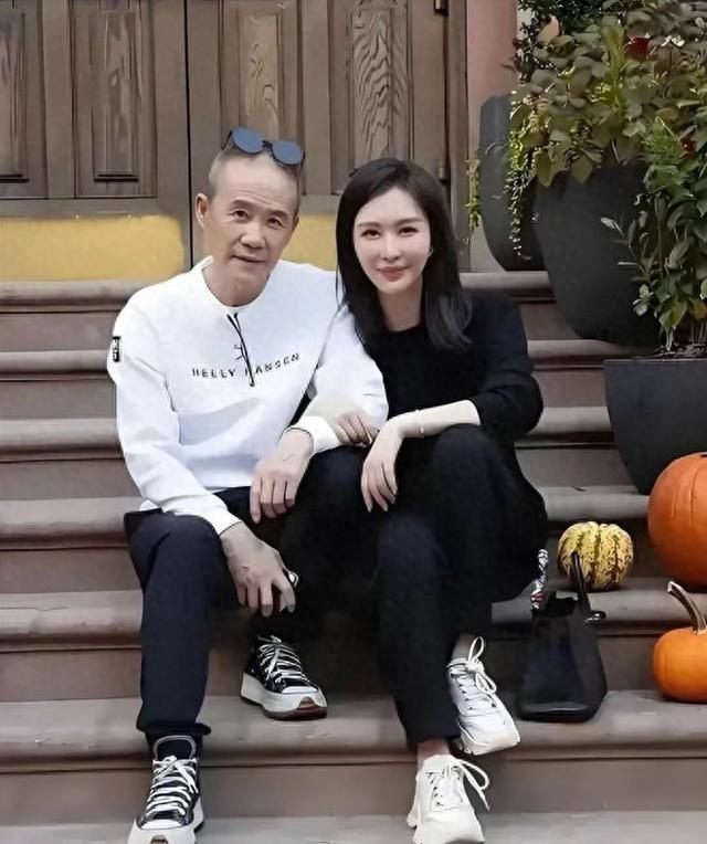 73岁王石把小30岁田朴珺宠成公主，至今夫妻仍甜蜜如初