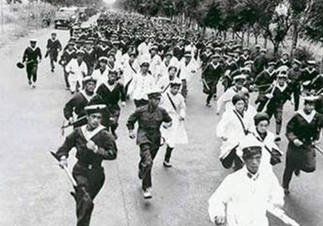 他曾担任河北副省长，1967年受到陈伯达迫害，复出后领导唐山重建