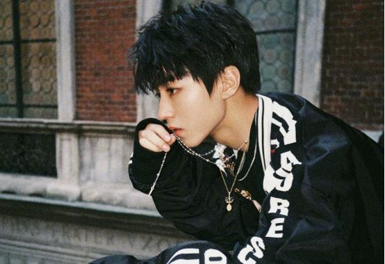 180cm的王俊凯，跟173cm的关晓彤站一块，谁撒了谎一看就知道