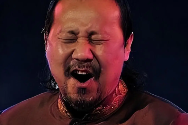 离开“嗜酒如命”的腾格尔，62岁的哈斯高娃，事业成功生活快乐