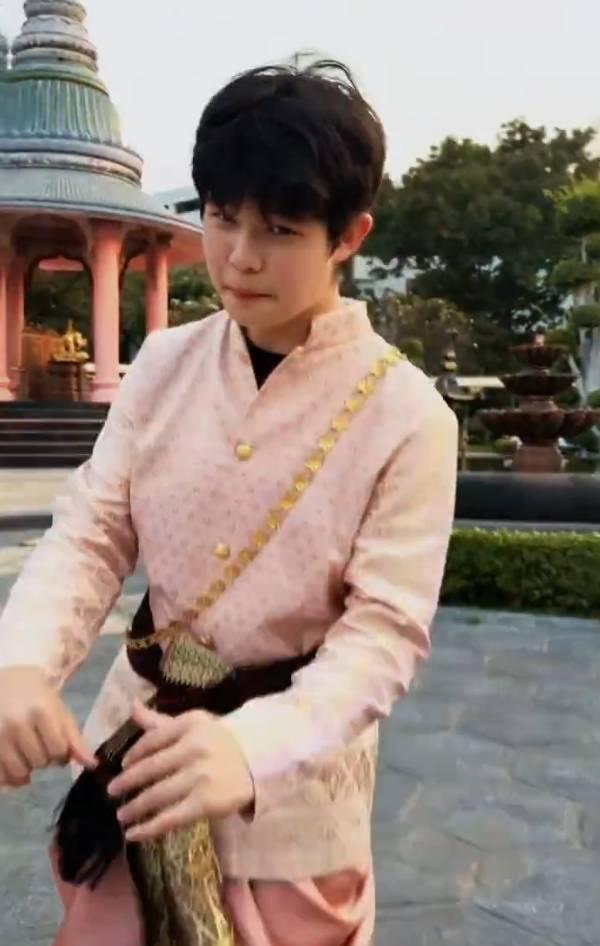 沙溢胡可一家四口跳接力舞蹈 13岁安吉帅气又腼腆