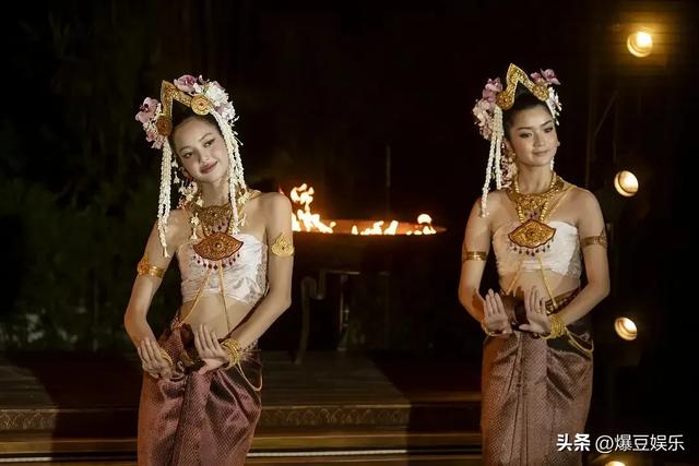 在欲望与虚伪的漩涡中沉浮《白莲花度假村》的双面镜鉴