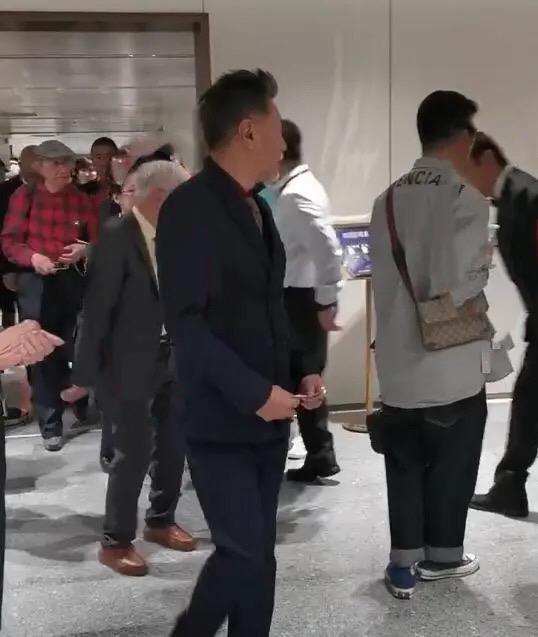 64岁陈道明近照，身姿挺拔走路带风似小伙，气质太好了