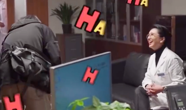 54岁江珊街头排队做核酸，穿万元外套好显眼，和粉丝亲切打招呼