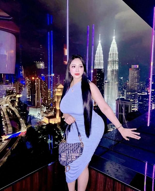 坦克身材,波涛汹涌的漫画身材!极品中的极品!