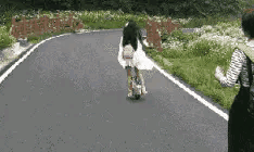 公司新来的女员工不仅身材好，工作能力也强，每次老板出差都带她