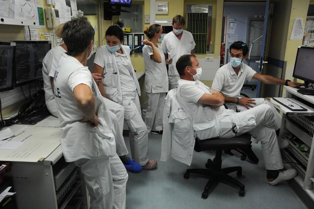 长途火车惊魂：47岁女子情绪失控，心理健康问题不容忽视