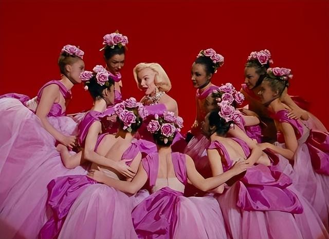 电影《绅士爱美人》：梦露和罗素携手带你领略音乐喜剧的无限魅力