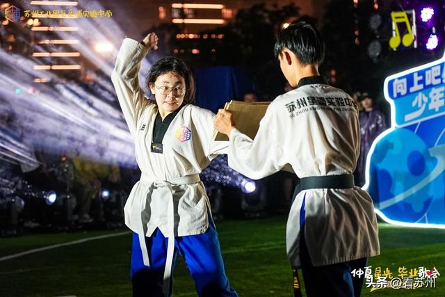 演唱会？毕业礼？不！是雨中也肆意的青春！