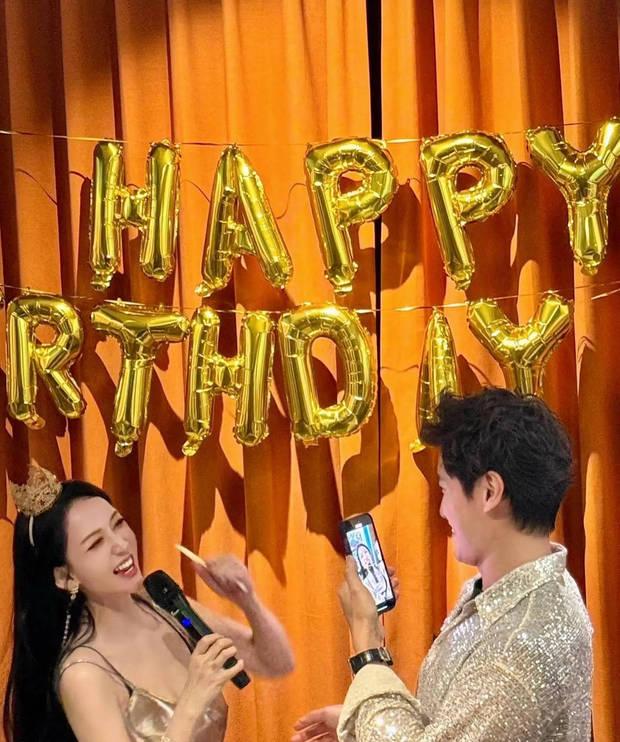 艾伦为陈乔恩办45岁生日派对 二人搂腰亲吻撒狗粮