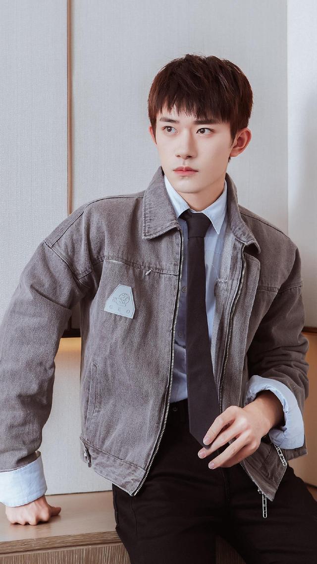 易烊千玺帅气阳光迷人的写真