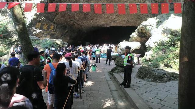 5万人！国庆假期第三天 金华双龙洞游客都排到大门口了