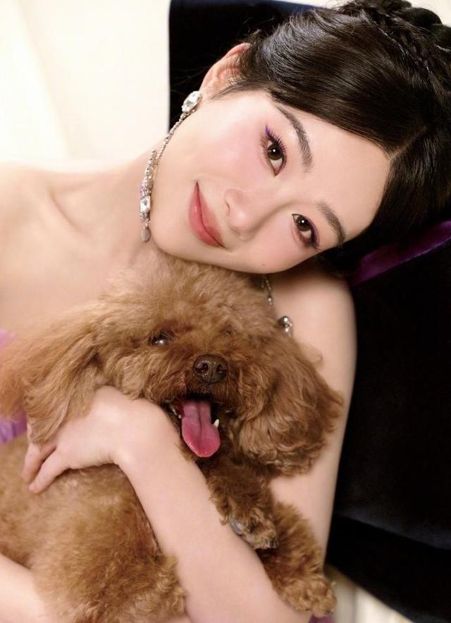 杨紫32岁生日照引争议，网友称亲娘认她也费劲，媒体批整的太过分