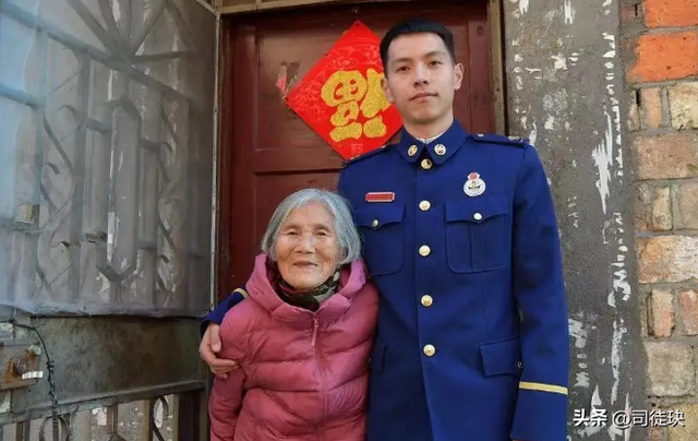 19年江西24岁男子带85岁老妇进婚纱店，一开口，店员纳闷难以答复