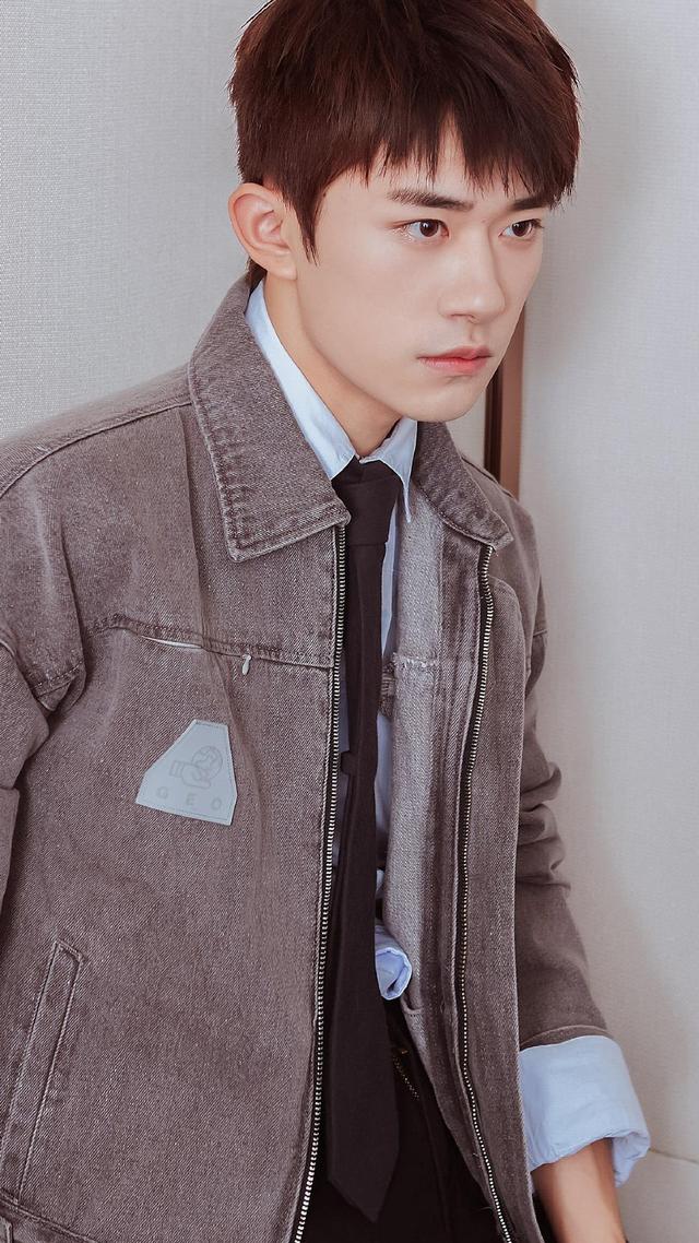 易烊千玺帅气阳光迷人的写真