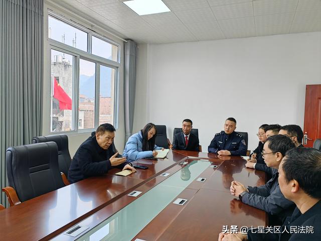 张百灵到七星关区法院开展春节慰问