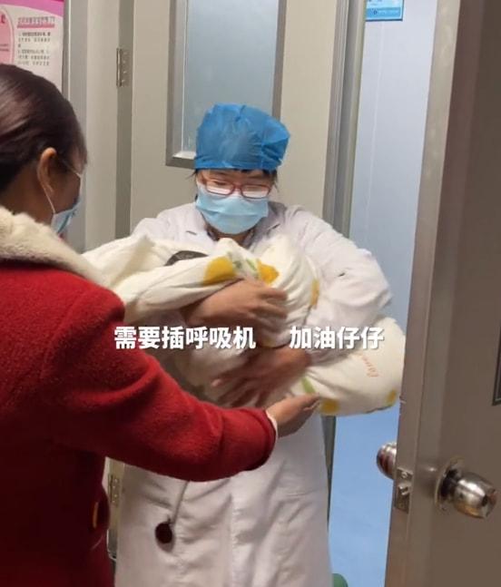 牛爱芳官宣好消息，小春花二胎终于降生，孩子呼吸急促状态不佳