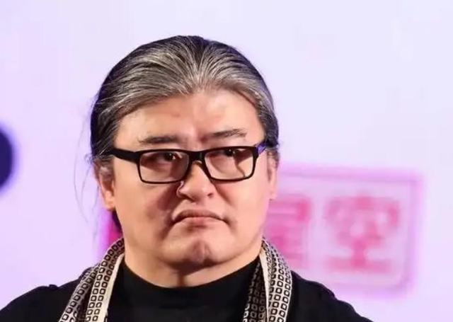 61岁刘欢带妻子亮相湖南春晚，何炅：她是我的恩师