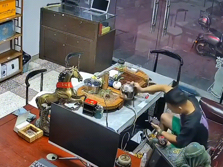 公司新来的女员工不仅身材好，工作能力也强，每次老板出差都带她