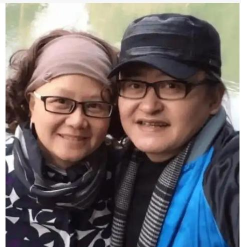 61岁刘欢带妻子亮相湖南春晚，何炅：她是我的恩师