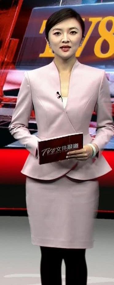 福建电视台体育频道美女主持人曾宝风采一览，美与知性并存