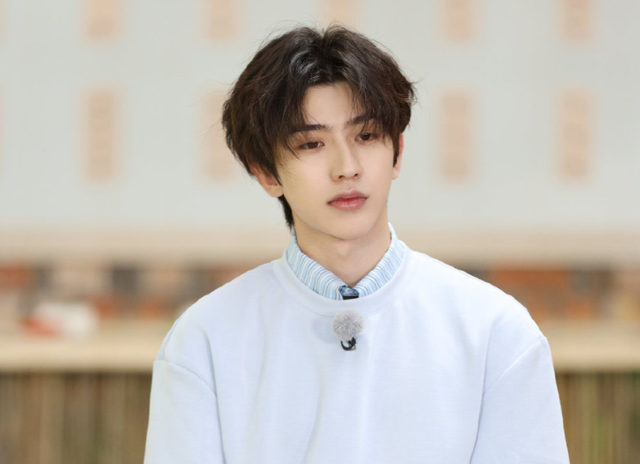 蔡徐坤身高184黄旭熙183,两人跑男首次同框,谁谎报一望而知