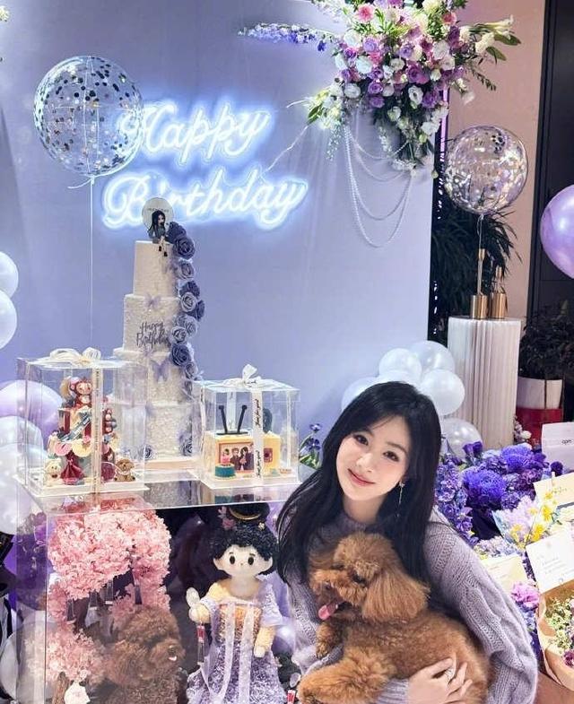 杨紫32岁生日照引争议，网友称亲娘认她也费劲，媒体批整的太过分