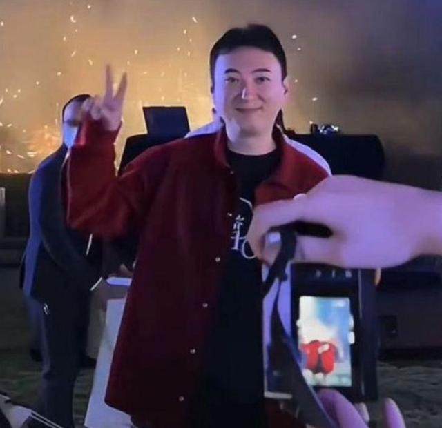 王思聪女友小肉安素颜照曝光，额头上痘痘抢镜，样貌清纯像高中生