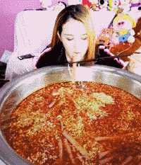 公司新来的女员工不仅身材好，工作能力也强，每次老板出差都带她