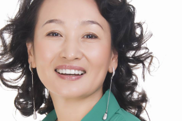 离开“嗜酒如命”的腾格尔，62岁的哈斯高娃，事业成功生活快乐