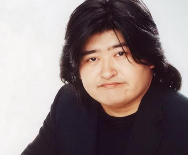 61岁刘欢带妻子亮相湖南春晚，何炅：她是我的恩师