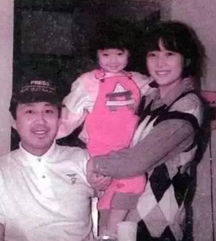 64岁陈道明近照，身姿挺拔走路带风似小伙，气质太好了