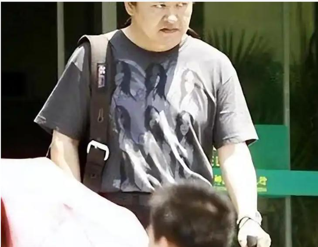 61岁刘欢带妻子亮相湖南春晚，何炅：她是我的恩师