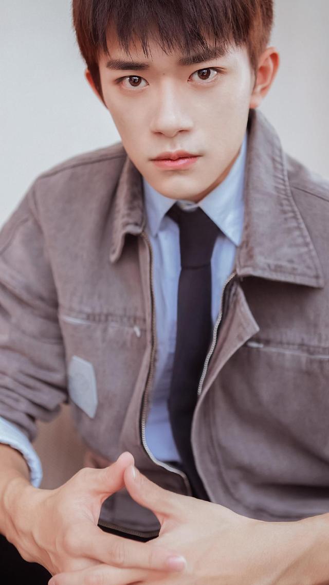 易烊千玺帅气阳光迷人的写真