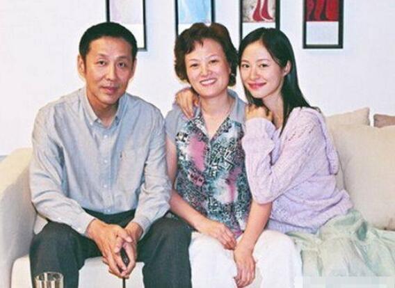 64岁陈道明近照，身姿挺拔走路带风似小伙，气质太好了