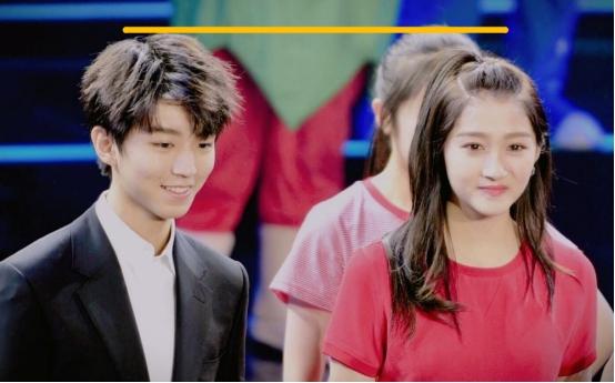 180cm的王俊凯，跟173cm的关晓彤站一块，谁撒了谎一看就知道