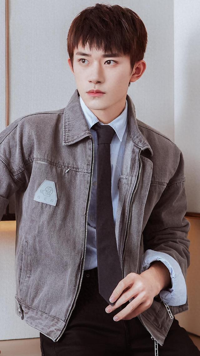 易烊千玺帅气阳光迷人的写真