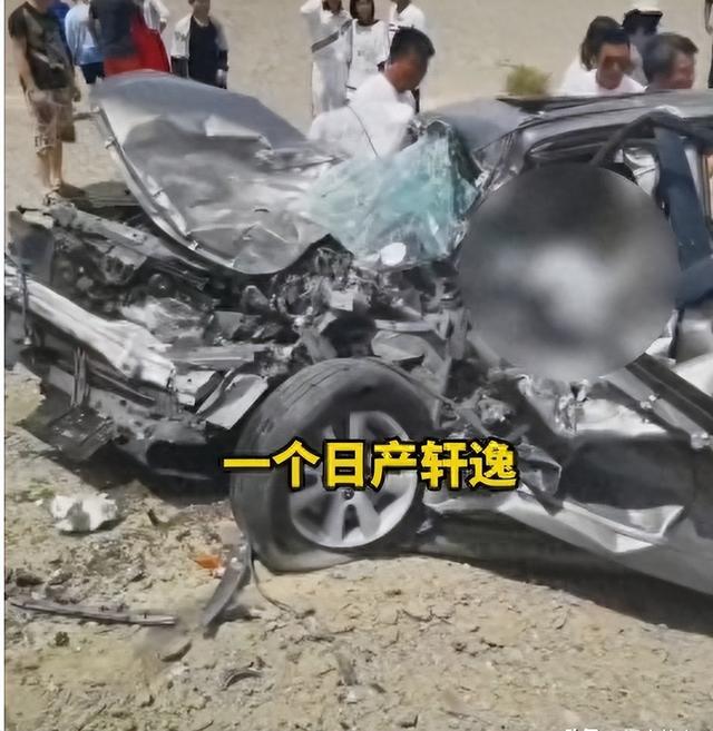 太惨了!青海发生严重车祸,日系车被撞的粉碎,全车人就剩个孩子