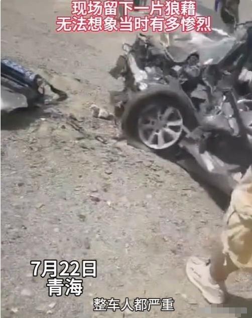 太惨了!青海发生严重车祸,日系车被撞的粉碎,全车人就剩个孩子
