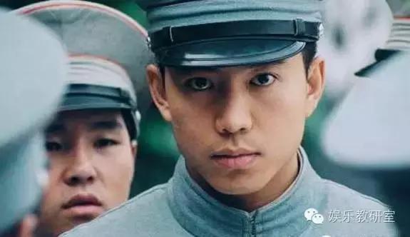 中专毕业后一剧成名，拍戏受伤患抑郁，今成荧屏硬汉却不红