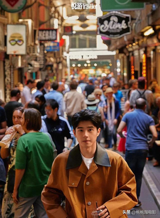 男星刘昊然全新大片行走墨尔本街头，春节档携《唐探1900》归来