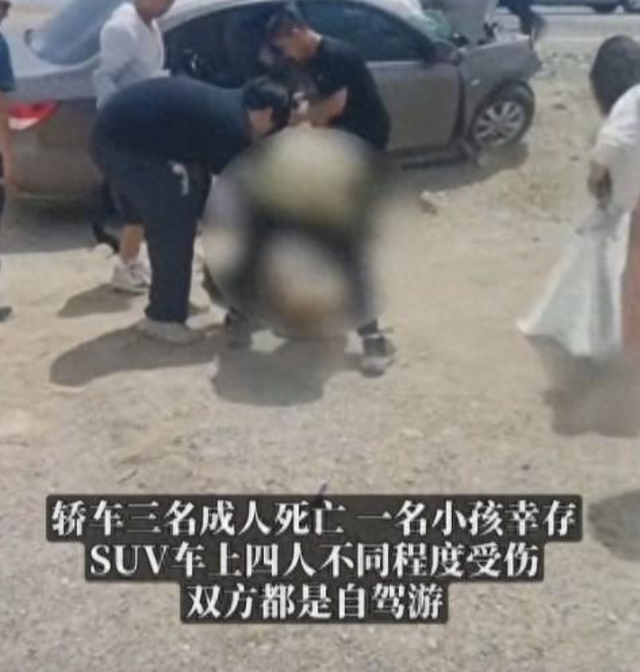 太惨了!青海发生严重车祸,日系车被撞的粉碎,全车人就剩个孩子